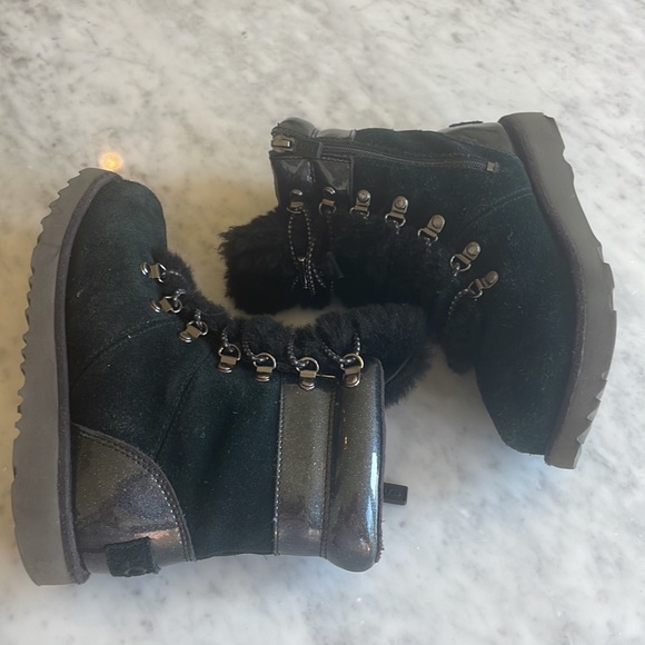 Ugg Kids Viki Boots - Picture 2 of 11